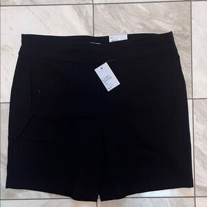 Croft & Barrow Women's Black Mid-rise Tummy Control Shorts. Size 18. Brand new